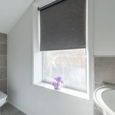 5 Bed House With Parking Near Station ワーキントン