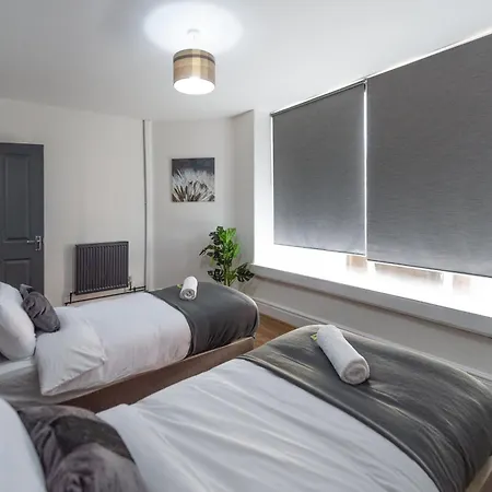 5 Bed House With Parking Near Station ワーキントン