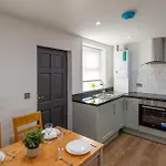 5 Bed House With Parking Near Station