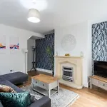 5 Bed House With Parking Near Station
