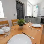 5 Bed House With Parking Near Station Vakantiehuis Workington