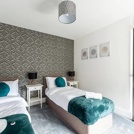 5 Bed House With Parking Near Station Ferienhaus *