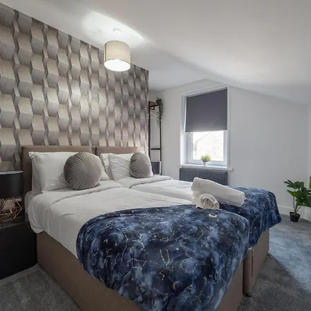 5 Bed House With Parking Near Station