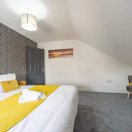 5 Bed House With Parking Near Station