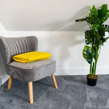 5 Bed House With Parking Near Station Ferienhaus