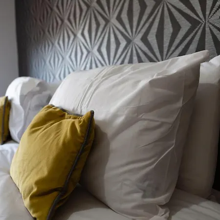 5 Bed House With Parking Near Station Ferienhaus *