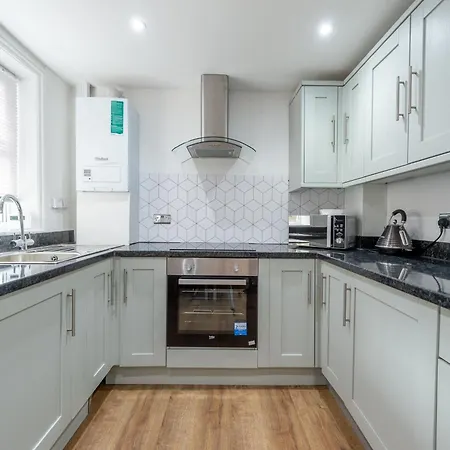 5 Bed House With Parking Near Station Ferienhaus