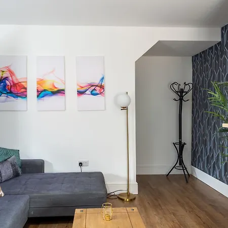 Ferienhaus 5 Bed House With Parking Near Station