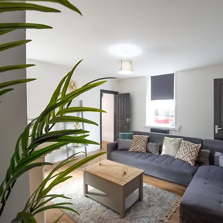 5 Bed House With Parking Near Station Ferienhaus