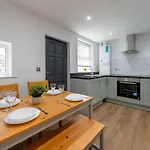 5 Bed House With Parking Near Station *