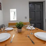 Hébergement de vacances 5 Bed House With Parking Near Station *