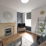 Hébergement de vacances 5 Bed House With Parking Near Station *