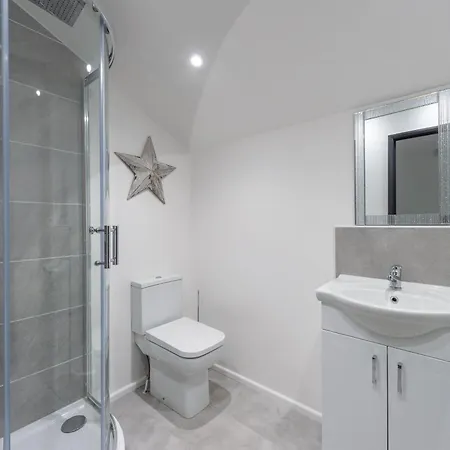 5 Bed House With Parking Near Station * Workington
